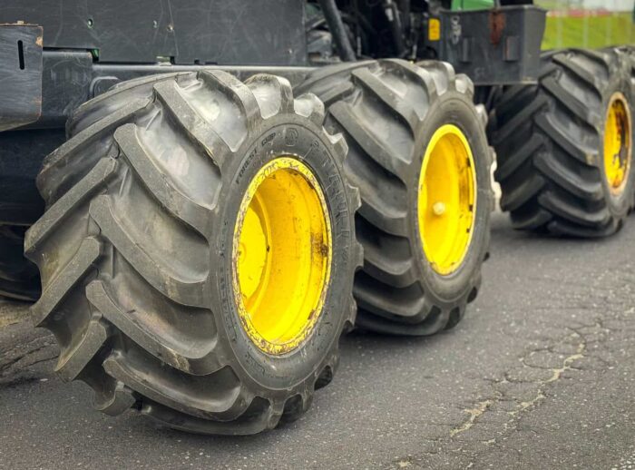 Harvester John Deere 1270G opony Harvester John Deere 1270G opony